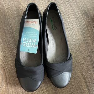 Baretraps Women's Black Flats with memory foam - size 8 wide.